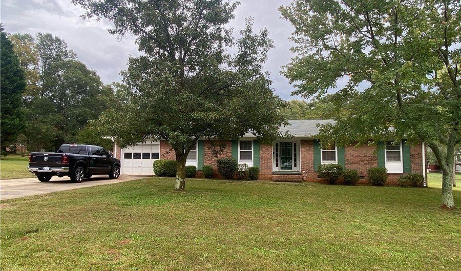 1424 E Calhoun St, Anderson, SC 29621 - 3 Beds, 2 Bath
