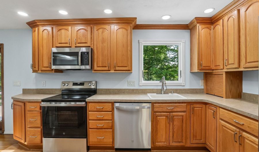 6 Sky Edge Ln, Bethel, CT 06801 - 3 Beds, 2 Bath