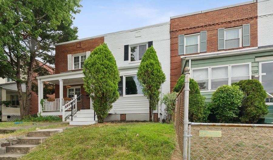 141 LYNHAVEN Dr, Alexandria, VA 22305 - 2 Beds, 2 Bath