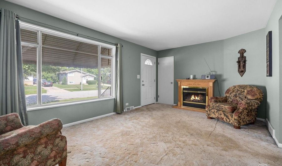 523 S Clarendon Ave, Addison, IL 60101 - 3 Beds, 2 Bath