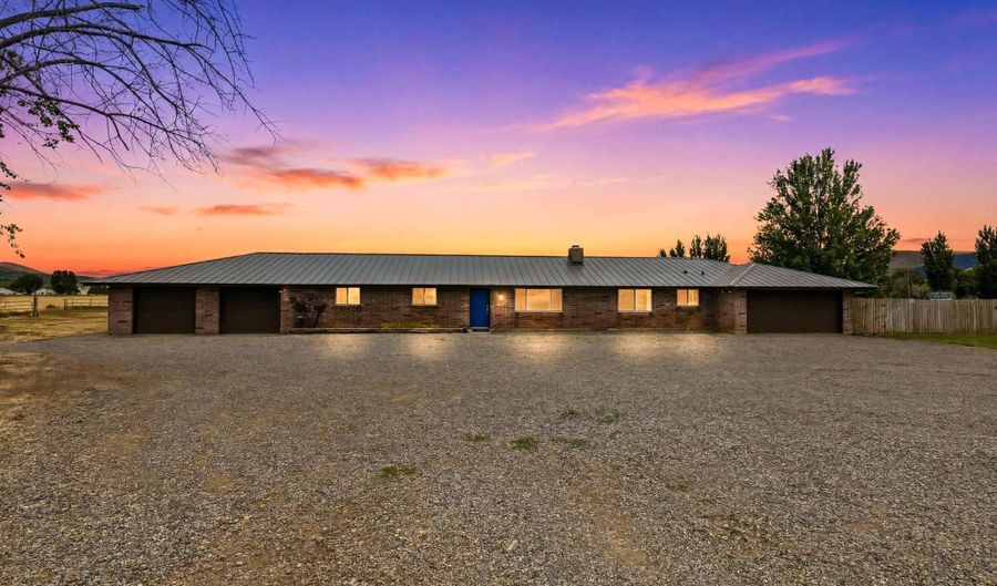 52005 N Whan, Benton City, WA 99320 - 3 Beds, 2 Bath