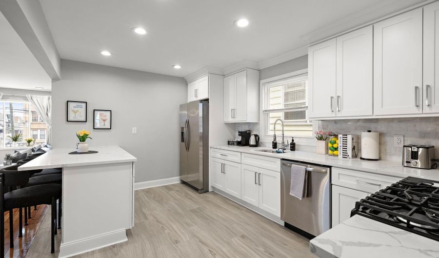 728 KENNEDY Blvd 2, Bayonne, NJ 07002 - 3 Beds, 2 Bath