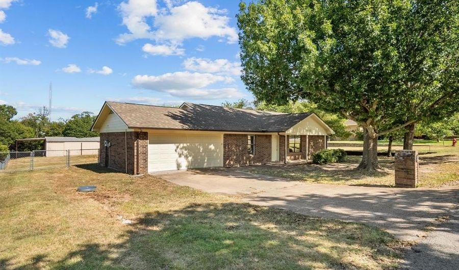 1402 King St, Weatherford, TX 76086 - 3 Beds, 2 Bath