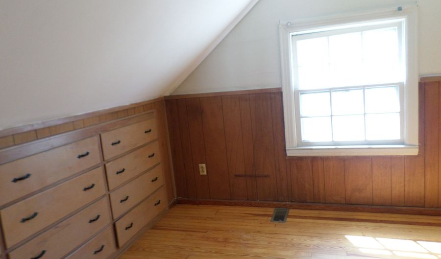 98 Middle Tpke W, Manchester, CT 06040 - 4 Beds, 1 Bath