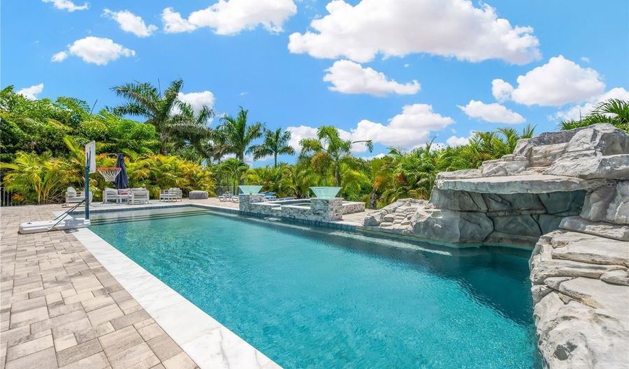 832 MANNS HARBOR Dr, Apollo Beach, FL 33572 - 6 Beds, 7 Bath