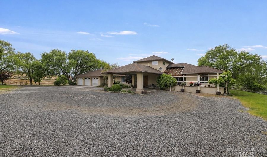1244 River Rd, Buhl, ID 83316 - 3 Beds, 4 Bath