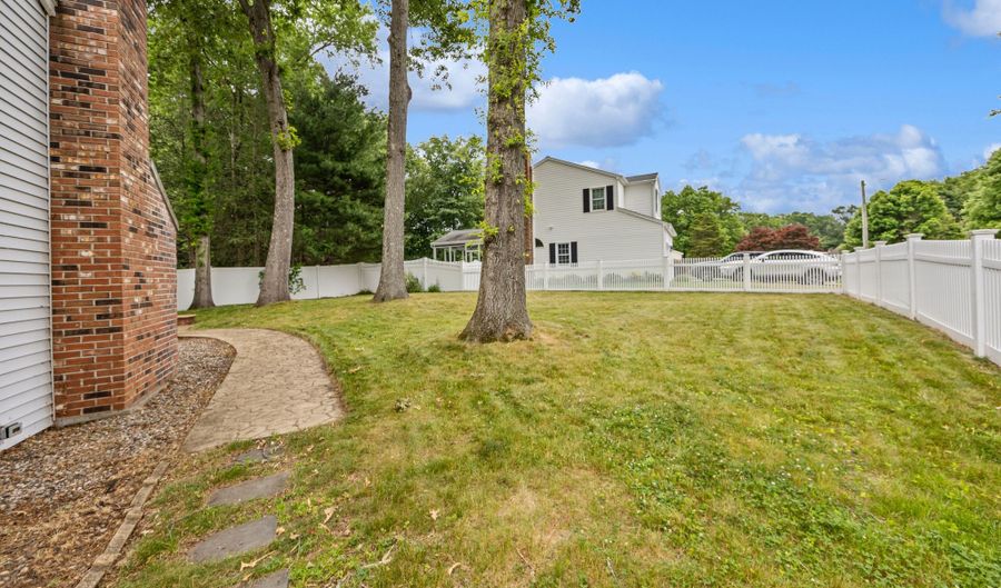 14 Colonial Ct, Cheshire, CT 06410 - 3 Beds, 3 Bath