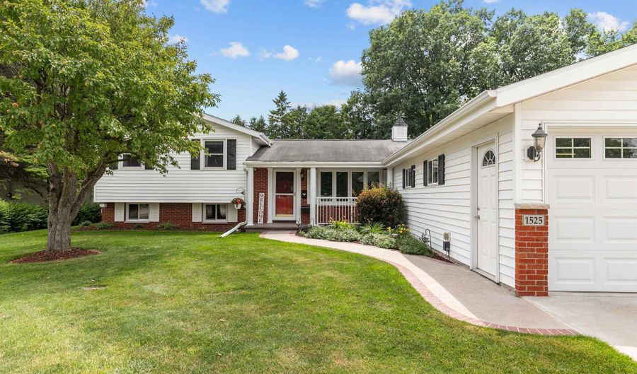 1525 E JOHN St, Appleton, WI 54915 - 3 Beds, 2 Bath