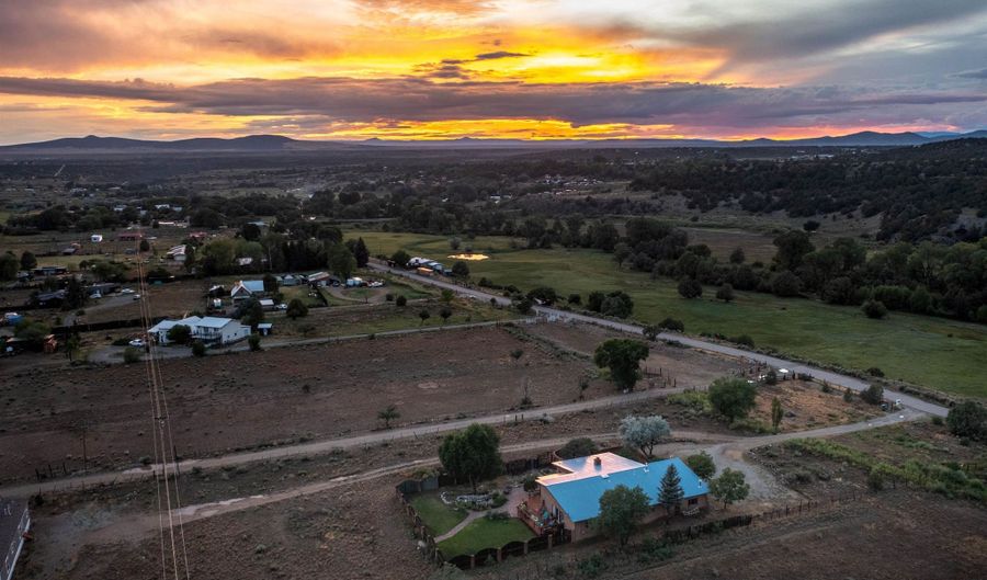 42 Hondo Seco Rd, Arroyo Hondo, NM 87513 - 5 Beds, 4 Bath