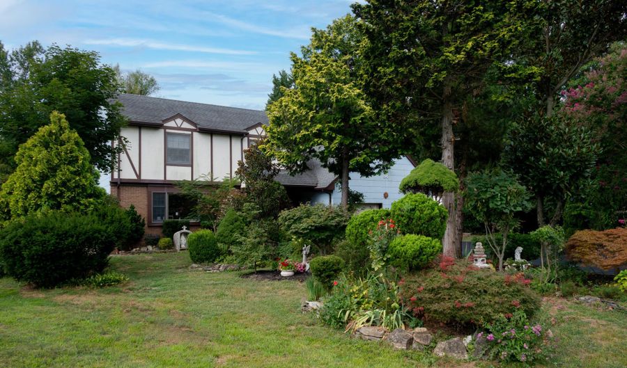 34 Michele Dr, Middletown, NJ 07748 - 4 Beds, 3 Bath