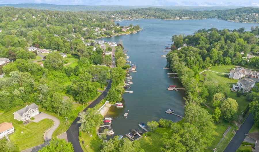 8 Laurel Dr, Brookfield, CT 06804 - 4 Beds, 3 Bath