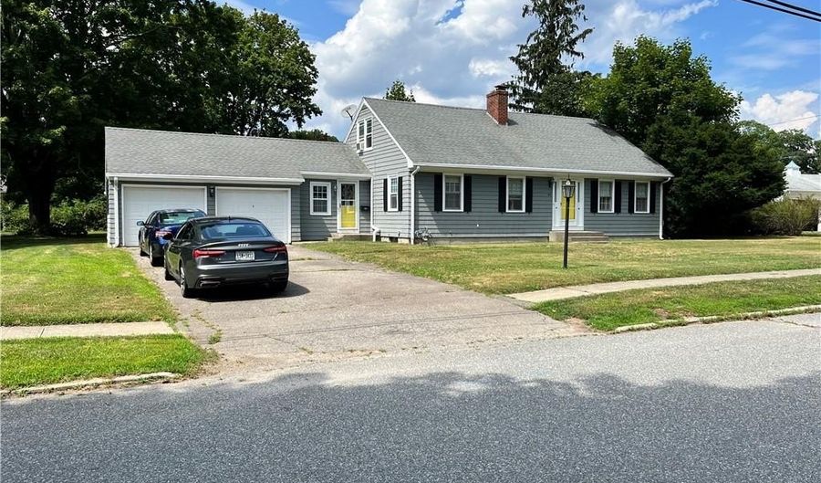 40 Aaron Ave Ave, Bristol, RI 02809 - 5 Beds, 3 Bath