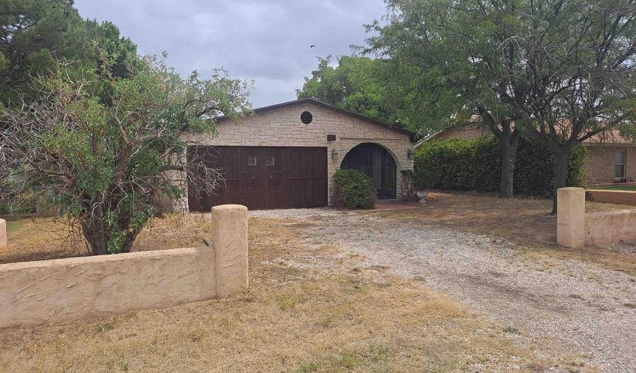 614 N 11th St, Carlsbad, NM 88220 - 3 Beds, 2 Bath