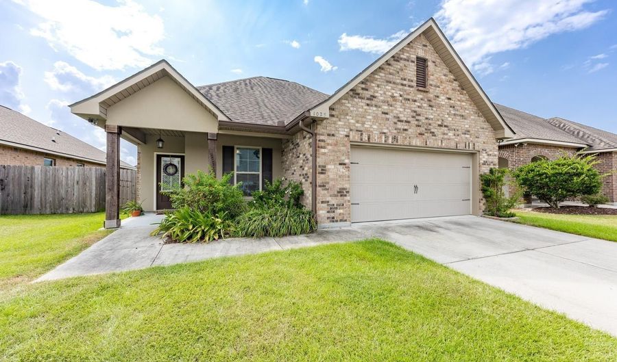 1025 Shadow Bluff Dr, Baton Rouge, LA 70820 - 4 Beds, 2 Bath