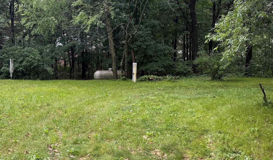 8907 N SHORE Dr, Amherst Junction, WI 54407 - 2 Beds, 1 Bath