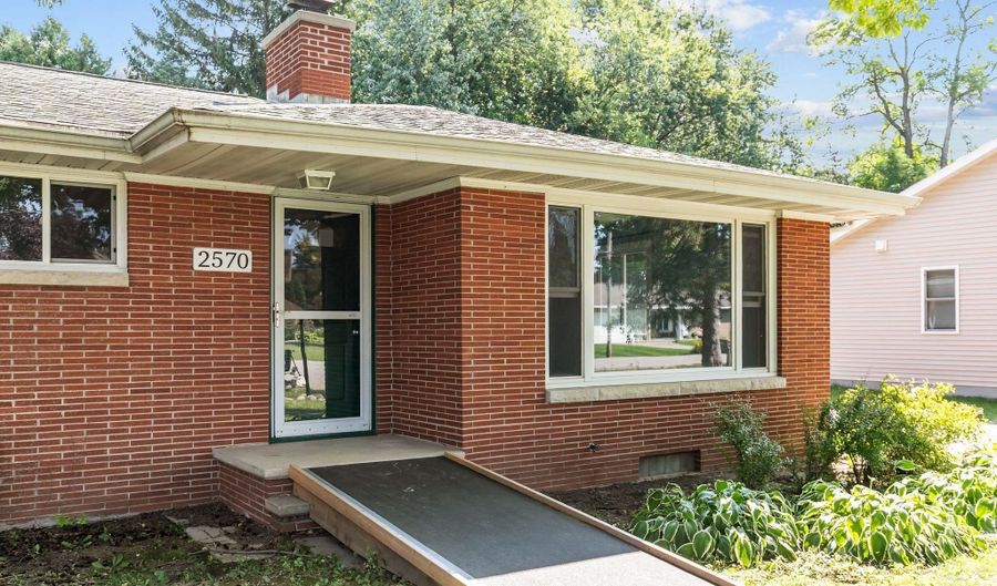 2570 PALISADES Ln, Appleton, WI 54915 - 3 Beds, 2 Bath