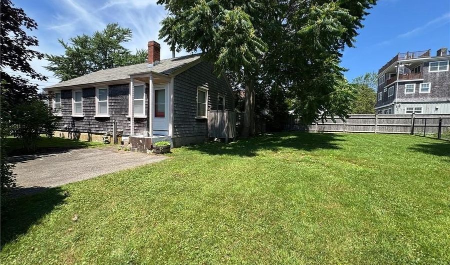 44 Crest St, Middletown, RI 02842 - 2 Beds, 1 Bath