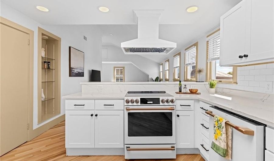 18 Barney St 3, Newport, RI 02840 - 2 Beds, 1 Bath