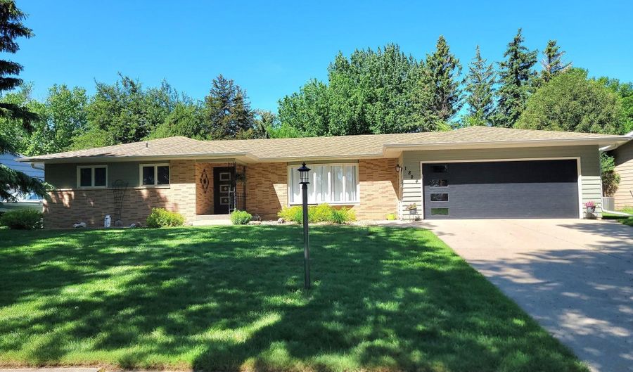1824 Eisenhower Cir, Aberdeen, SD 57401 - 4 Beds, 3 Bath
