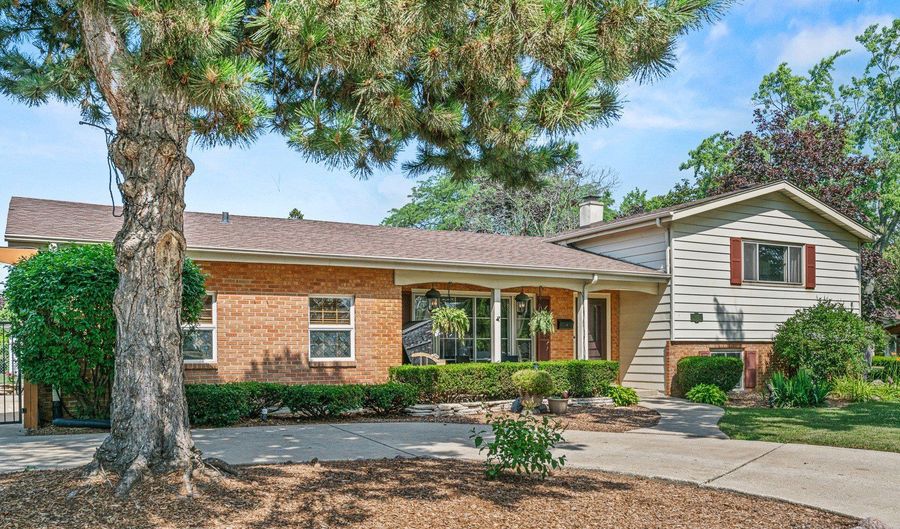 330 N Country Club Dr, Addison, IL 60101 - 4 Beds, 3 Bath