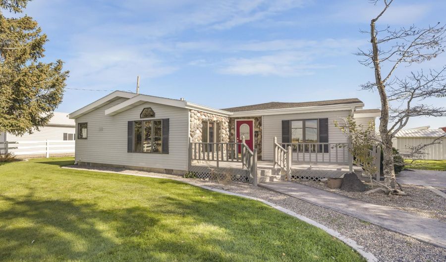 221 Cottonwood Ln, Blackfoot, ID 83221 - 3 Beds, 2 Bath