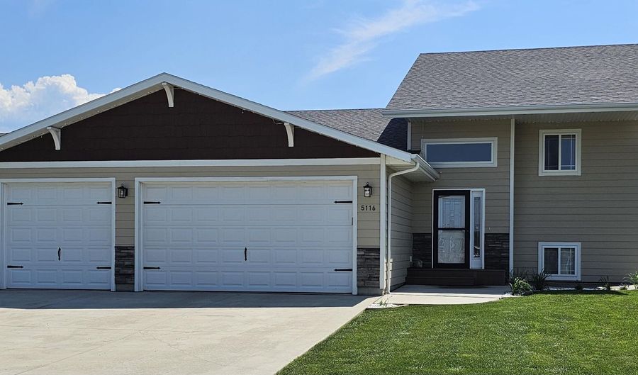 5116 SE Kingfisher Ave, Aberdeen, SD 57401 - 4 Beds, 3 Bath