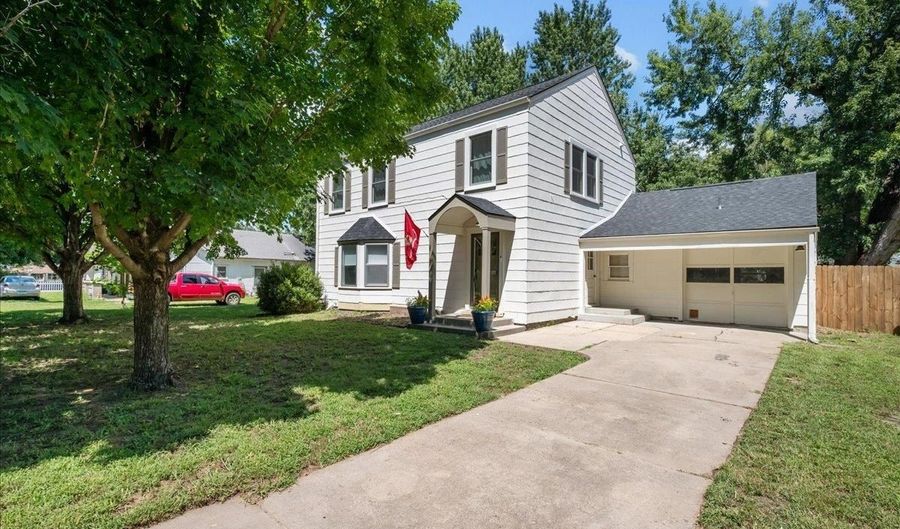 1322 N 4th St, Arkansas City, KS 67005 - 3 Beds, 2 Bath