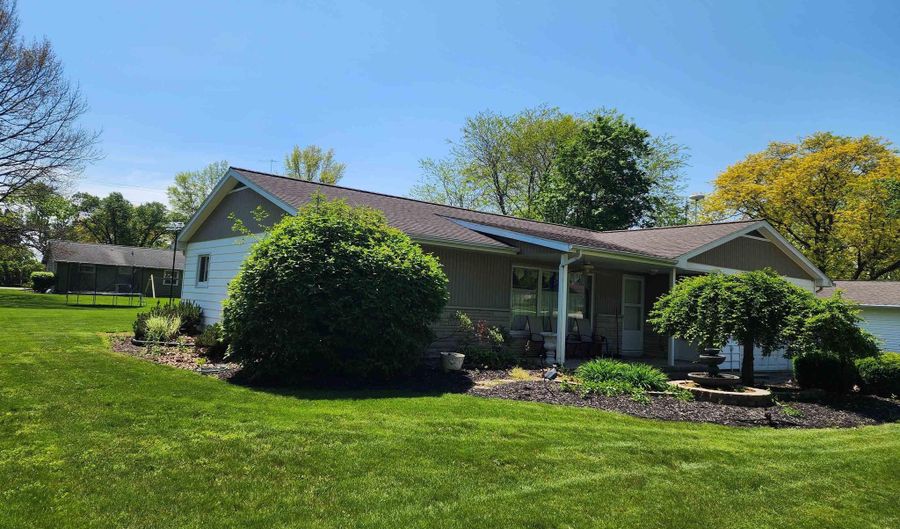1066 W Water St, Berne, IN 46711 - 2 Beds, 2 Bath