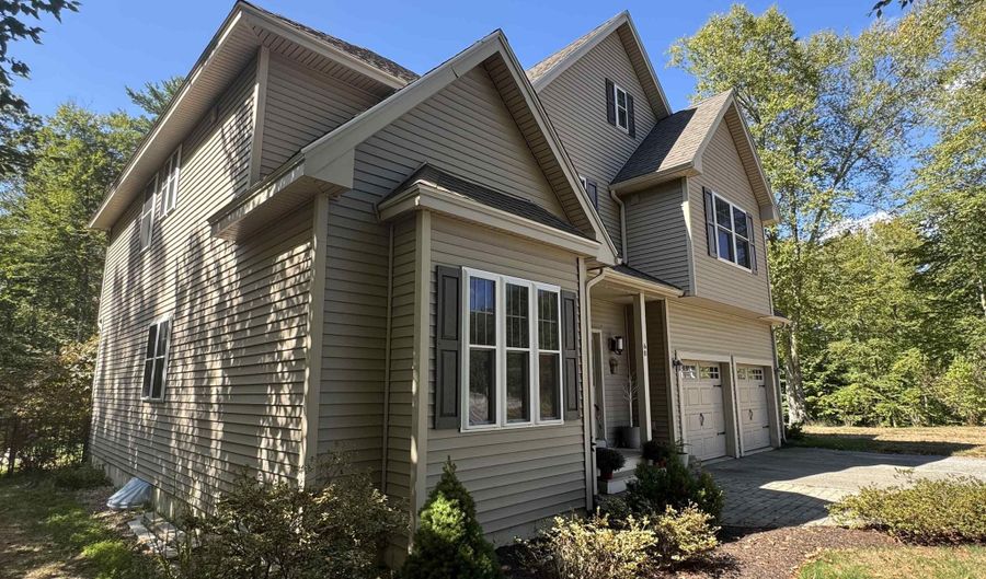 60 Spruce Ridge Dr, Brentwood, NH 03833 - 4 Beds, 3 Bath