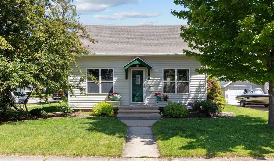 834 W GRANT St, Appleton, WI 54914 - 2 Beds, 2 Bath