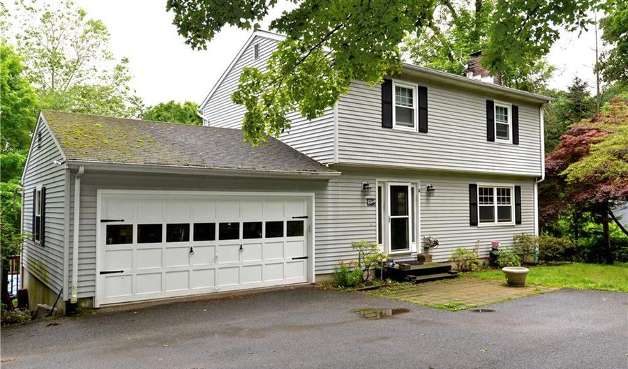 40 Old Middle Rd, Brookfield, CT 06804 - 3 Beds, 4 Bath