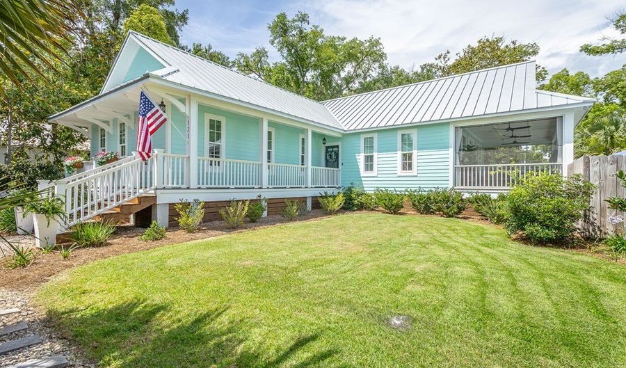 121 14th St, Apalachicola, FL 32320 - 3 Beds, 2 Bath