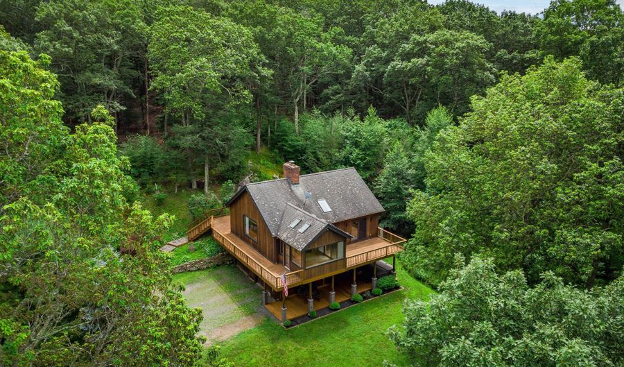 4 Spruce Mountain Trl, Danbury, CT 06810 - 2 Beds, 2 Bath