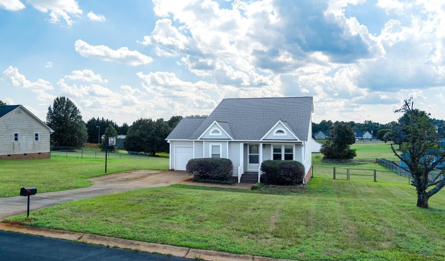 215 Upland View Dr, Boiling Springs, SC 29316 - 3 Beds, 2 Bath