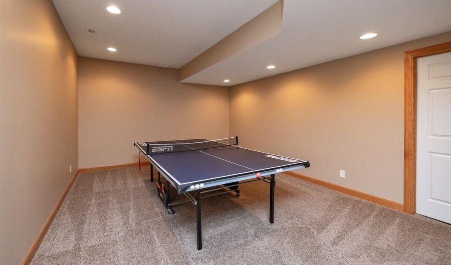 106 SW Stonegate Dr, Ankeny, IA 50023 - 4 Beds, 5 Bath