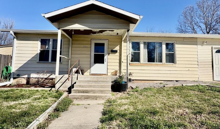 111 W Lee St, Aurora, MO 65605 - 3 Beds, 2 Bath