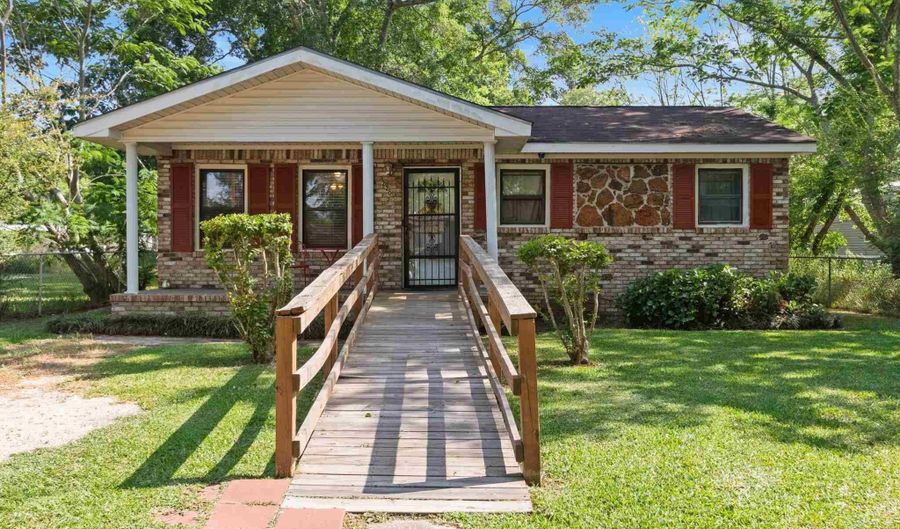 220 Liberty St, Atmore, AL 36502 - 3 Beds, 1 Bath