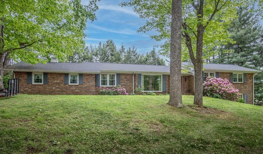 19494 Oakwood Dr, Abingdon, VA 24211 - 3 Beds, 2 Bath