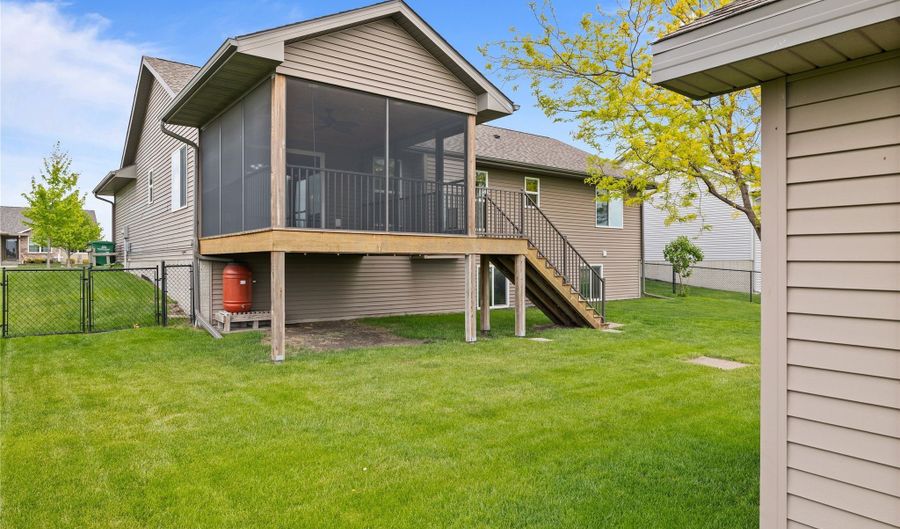 620 28th St SE, Altoona, IA 50009 - 3 Beds, 2 Bath