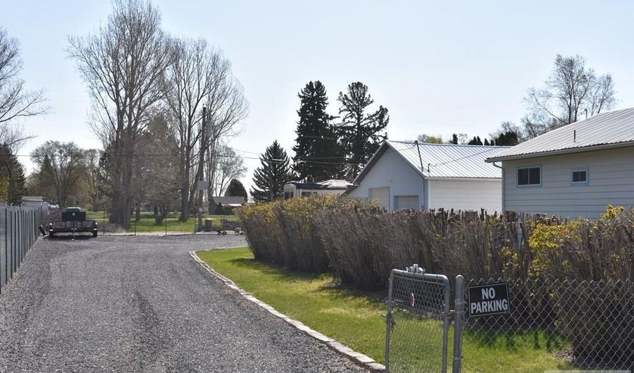 207 S 3rd E, Aberdeen, ID 83210 - 3 Beds, 2 Bath