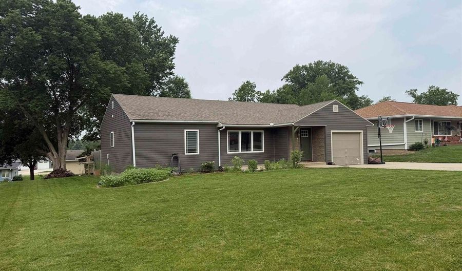 411 N 8th St, Akron, IA 51001 - 3 Beds, 2 Bath