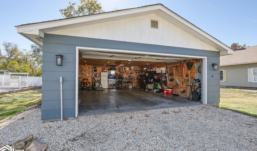 214 6Th Ave E, Albia, IA 52531 - 2 Beds, 1 Bath