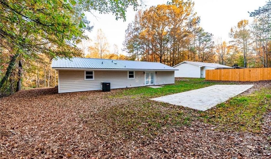 128 BROOKSIDE Dr, Alexander City, AL 35010 - 4 Beds, 3 Bath