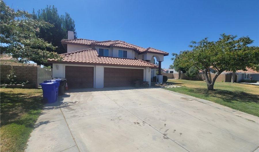 12310 Iroquois Rd, Apple Valley, CA 92308 - 5 Beds, 3 Bath