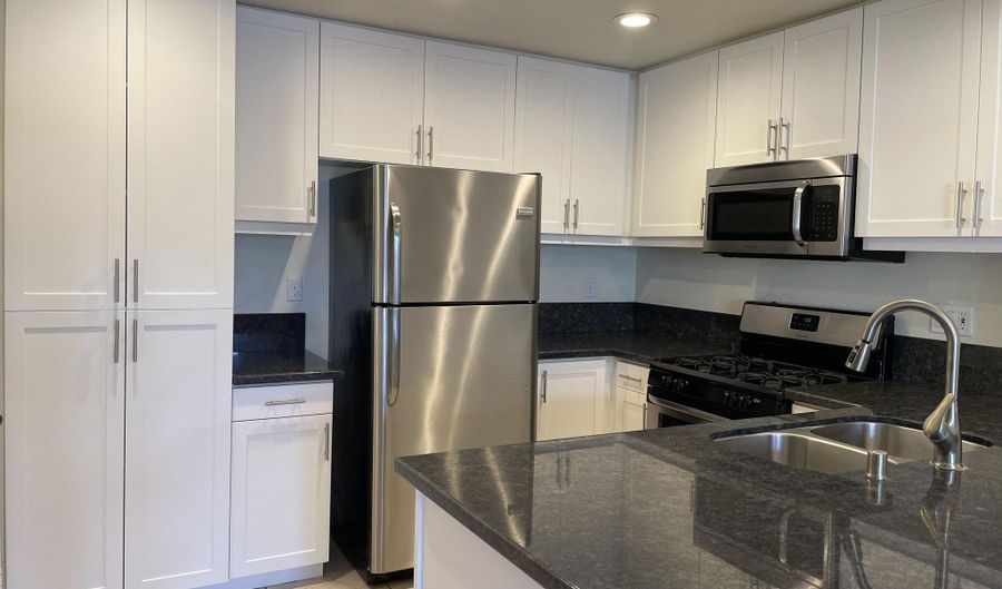 12646 Carmel Country Rd 158, San Diego, CA 92130 - 2 Beds, 3 Bath