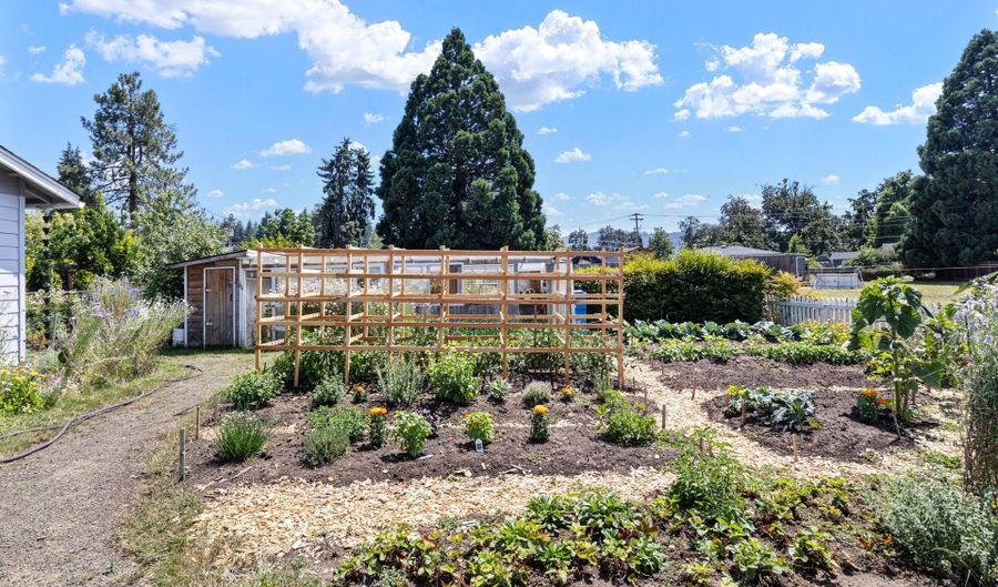 4635 DAISY St, Springfield, OR 97478 - 3 Beds, 2 Bath