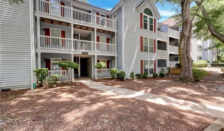 219 Cobblestone Trl, Avondale Estates, GA 30002 - 2 Beds, 2 Bath