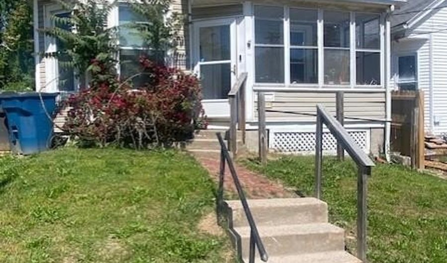 1105 W 9th St, Alton, IL 62002 - 2 Beds, 1 Bath
