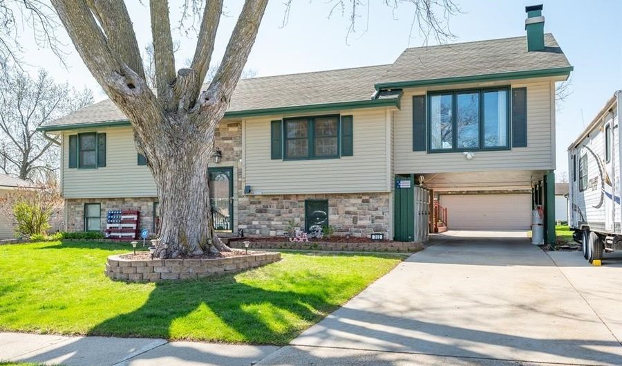 302 12th Ave NW, Altoona, IA 50009 - 4 Beds, 3 Bath