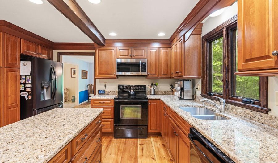 9 Candlewood Dr, Amherst, NH 03031 - 4 Beds, 3 Bath